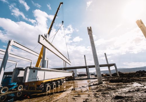 Local de construção industrial de salão pré-fabricado com pilares de cimento e vigas de concreto com trabalho de guindaste em movimento