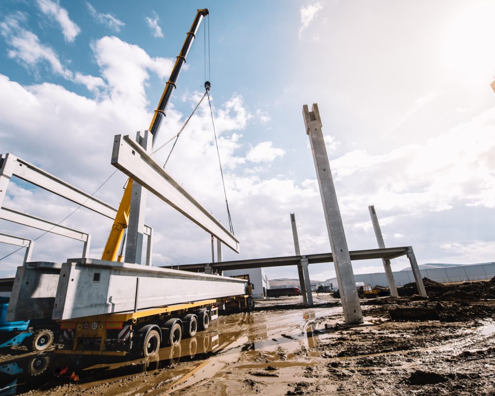 Local de construção industrial de salão pré-fabricado com pilares de cimento e vigas de concreto com trabalho de guindaste em movimento