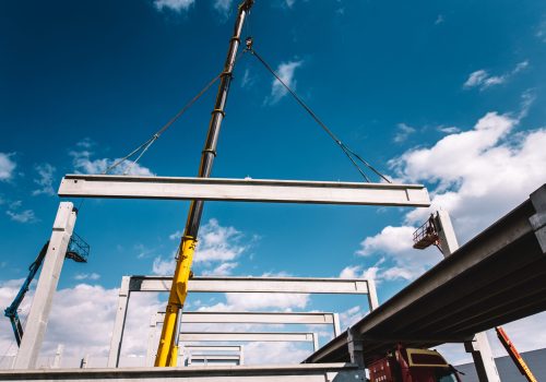 Local de construção industrial com guindaste alto resistente usando pilares de cimento pré-fabricados