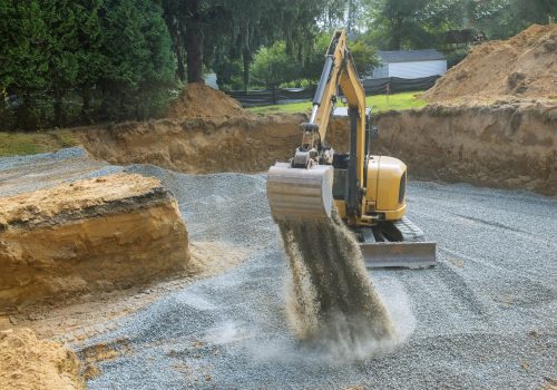 Escavadeira industrial para canteiro de obras de fundação, detalhes de balde, cascalho de sujeira ao redor