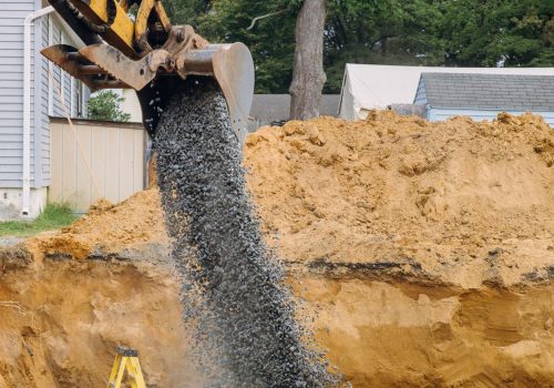 Escavadeira industrial para canteiro de obras de fundação, detalhes de balde, cascalho de sujeira ao redor