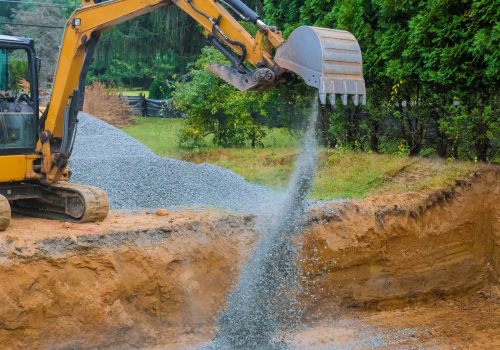 Escavadeira industrial para canteiro de obras de fundação, detalhes de balde, cascalho de sujeira ao redor